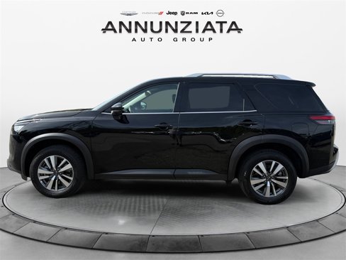 Used 2025 Nissan Pathfinder SL image 2