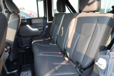 Used 2018 Jeep Wrangler Unlimited Rubicon w/ Connectivity Group image 15