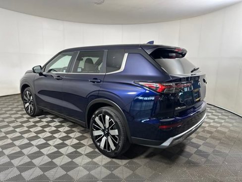 Used 2025 Mitsubishi Outlander SE image 5