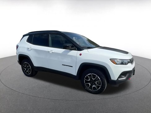 Used 2025 Jeep Compass Trailhawk image 2