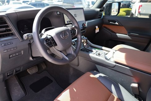 Used 2025 Lexus GX 550 w/ Accessory Package (Z1) image 12