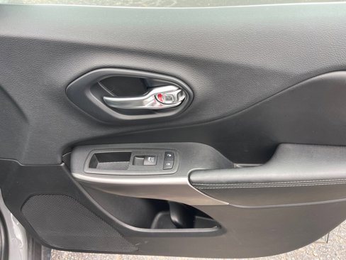Used 2019 Jeep Cherokee Limited w/ Luxury Group image 35