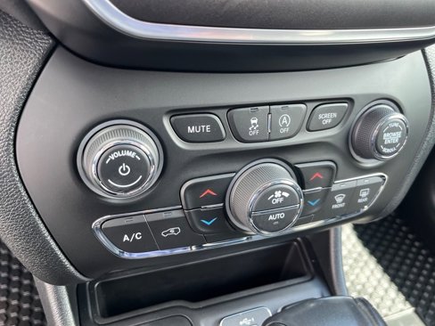Used 2022 Jeep Cherokee Trailhawk w/ Sun, Sound & Nav Group image 30