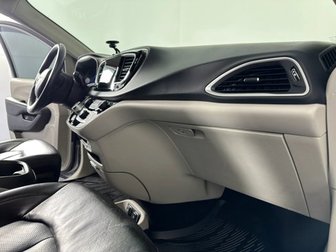 Used 2017 Chrysler Pacifica Premium image 44