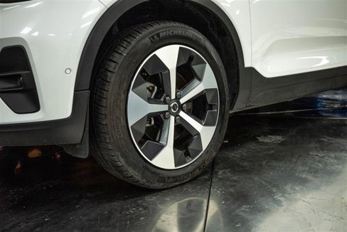 Used 2024 Volvo XC40 B5 Plus image 3