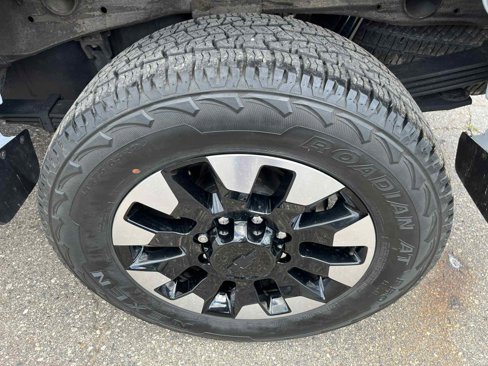 Used 2020 Chevrolet Silverado 2500 Custom w/ Custom Value Package image 12