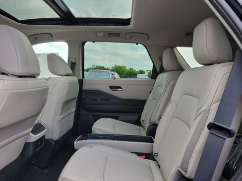 New 2025 Nissan Pathfinder SL image 11
