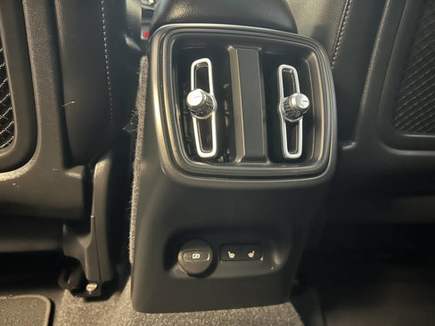 Used 2023 Volvo XC40 B5 Plus image 29