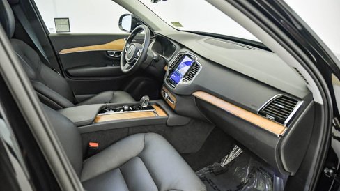 Certified 2025 Volvo XC90 B6 Plus image 17