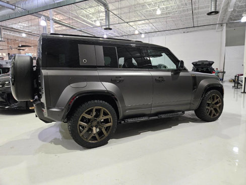 Used 2025 Land Rover Defender 110 image 40