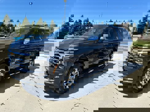 New 2025 Chevrolet Suburban Premier image 5
