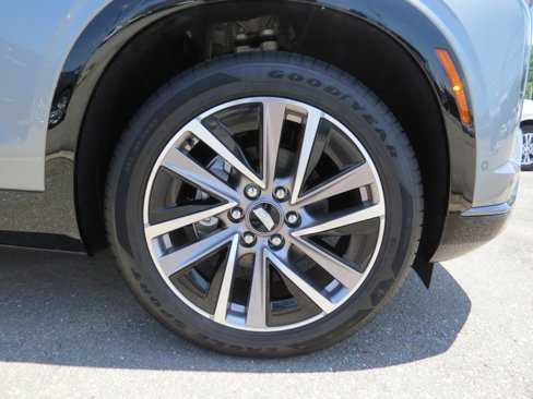New 2026 Cadillac Vistiq Sport w/ LPO, Floor Liner Package image 9
