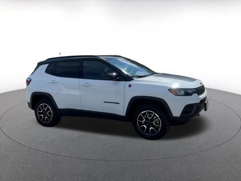 Used 2025 Jeep Compass Trailhawk image 2