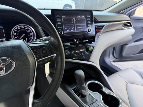Used 2022 Toyota Camry LE image 10