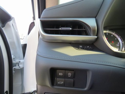 New 2025 Toyota Highlander LE image 40
