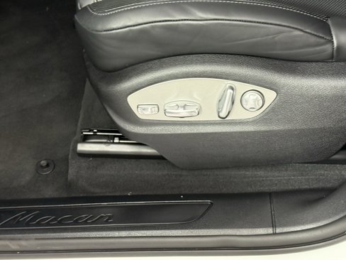 Certified 2025 Porsche Macan image 17