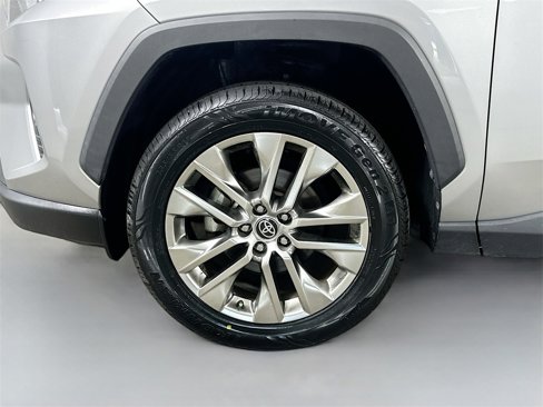 Used 2021 Toyota RAV4 XLE Premium image 8