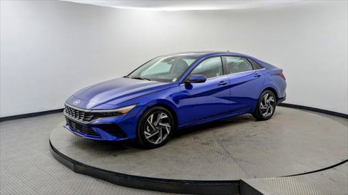Used 2025 Hyundai Elantra Limited image 2