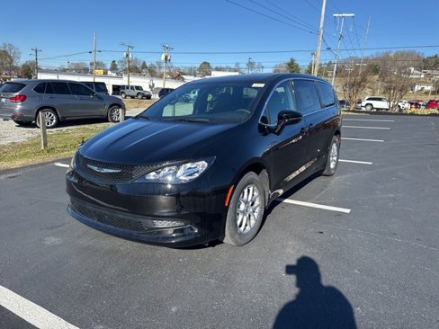New 2025 Chrysler Voyager LX image 3