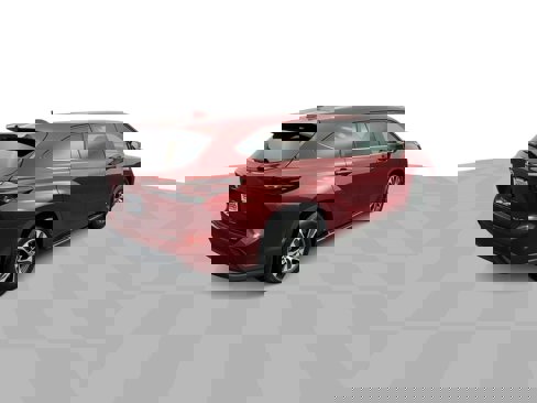 Used 2024 Toyota Highlander XLE image 3