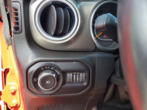 Used 2018 Jeep Wrangler Unlimited Sahara image 26