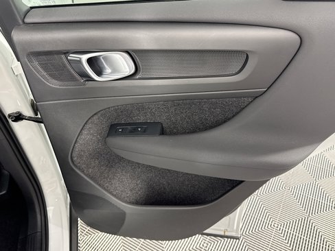 Used 2025 Volvo XC40 B5 Core image 27