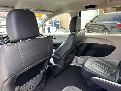 Used 2018 Chrysler Pacifica Touring-L w/ Tire & Wheel Group image 9