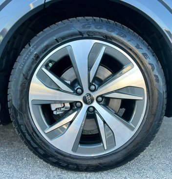 Used 2024 Audi Q8 e-tron Premium image 28