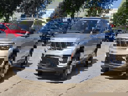 New 2025 Jeep Grand Cherokee Laredo w/ Luxury Tech Group I image 3