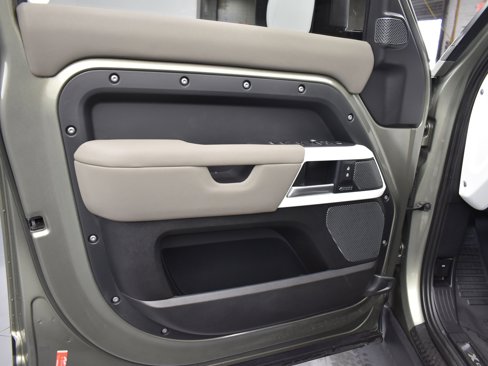 Used 2023 Land Rover Defender 110 X-Dynamic SE image 9