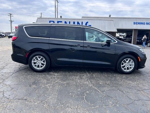 Used 2023 Chrysler Pacifica Touring-L image 2