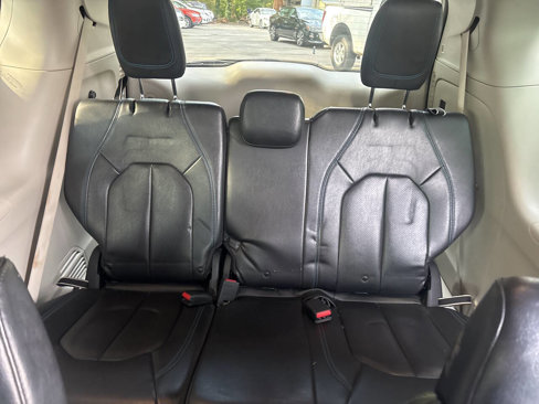 Used 2021 Chrysler Pacifica Touring-L image 15