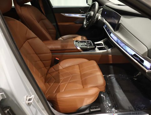 Used 2023 BMW 760i xDrive w/ Parking Assistance Package image 17