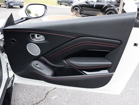 Used 2021 Aston Martin V8 Vantage Coupe image 32