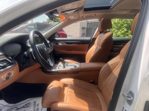 Used 2022 BMW 740i xDrive image 18