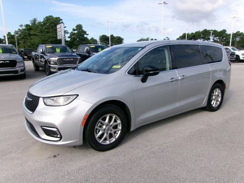 Used 2024 Chrysler Pacifica Touring-L image 2