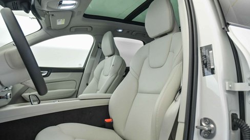 Certified 2025 Volvo XC60 T8 Plus w/ Protection Package Premier image 19