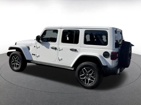 Used 2025 Jeep Wrangler Sahara image 7