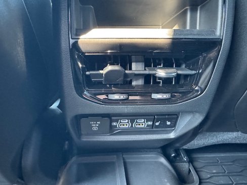 Used 2025 Jeep Grand Cherokee Limited w/ Luxury Tech Group II image 12