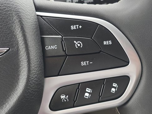 Used 2023 Chrysler Pacifica Limited image 15