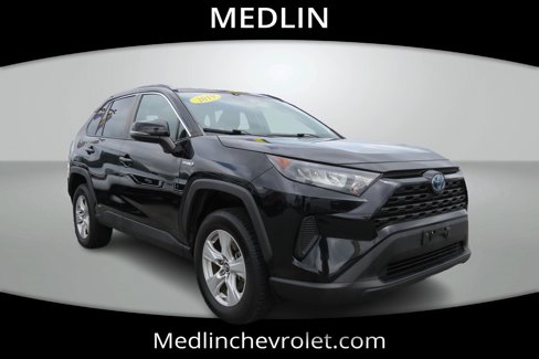 Used 2019 Toyota RAV4 LE image 2