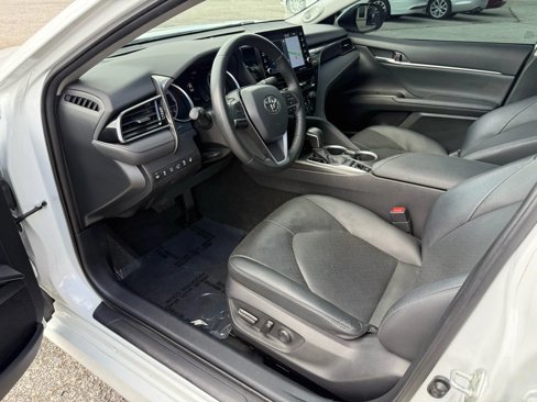 Used 2022 Toyota Camry XLE image 14