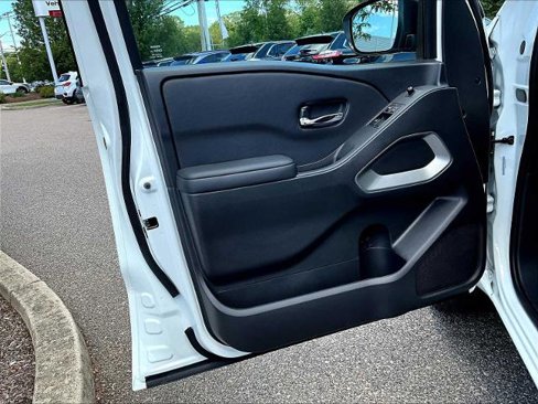 Certified 2025 Nissan Frontier SV image 9