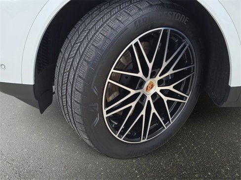 Used 2025 Porsche Cayenne image 33