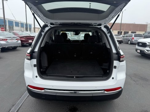 Used 2023 Jeep Grand Cherokee Laredo X image 11