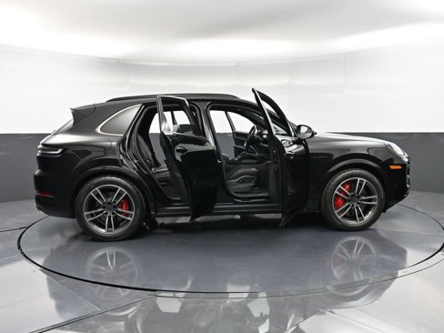 New 2025 Porsche Cayenne Turbo image 37