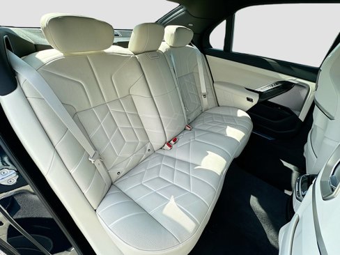 New 2026 BMW 750e xDrive image 23