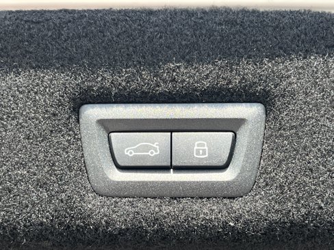 New 2026 BMW 740i w/ Premium Package image 28