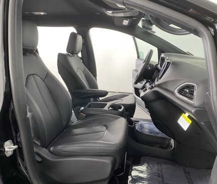 New 2025 Chrysler Voyager LX image 21