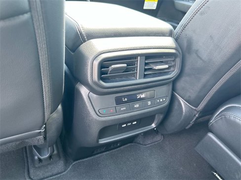 Used 2025 Honda Pilot Touring image 19
